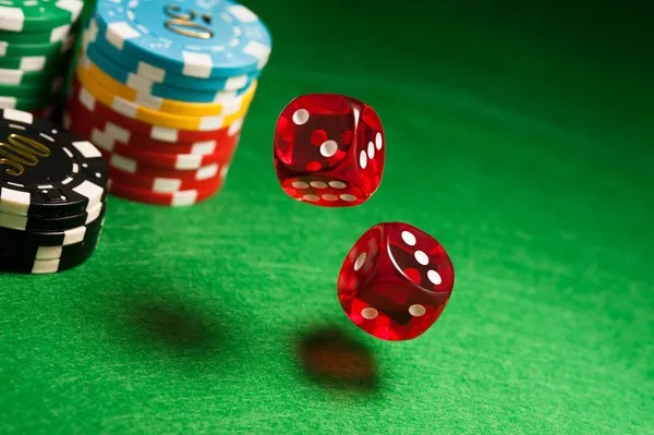 Live roulette table with dealer and multiple camera angles on hepi8
